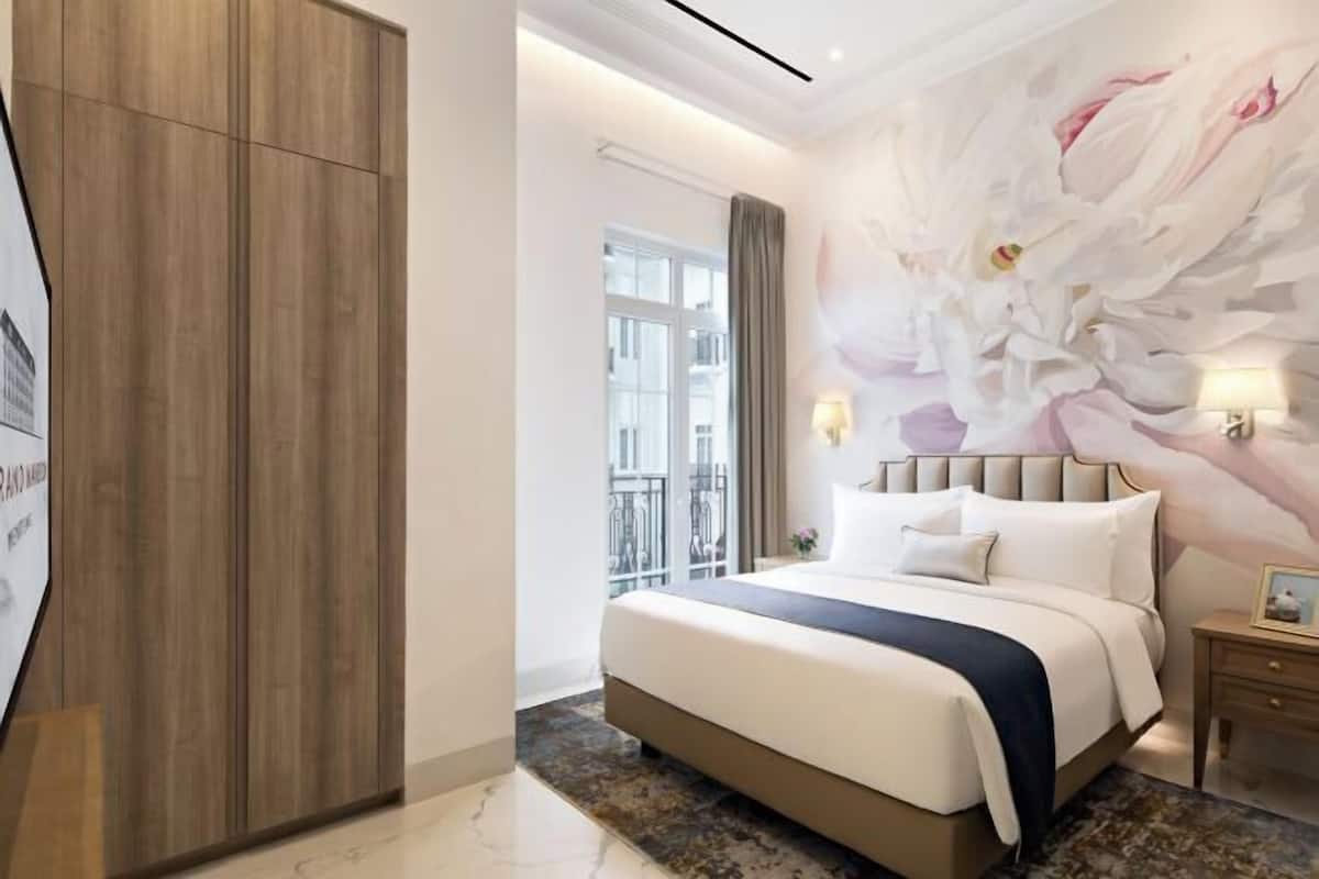 1 sovrum, värdeförvaringsskåp på rummet och skrivbord