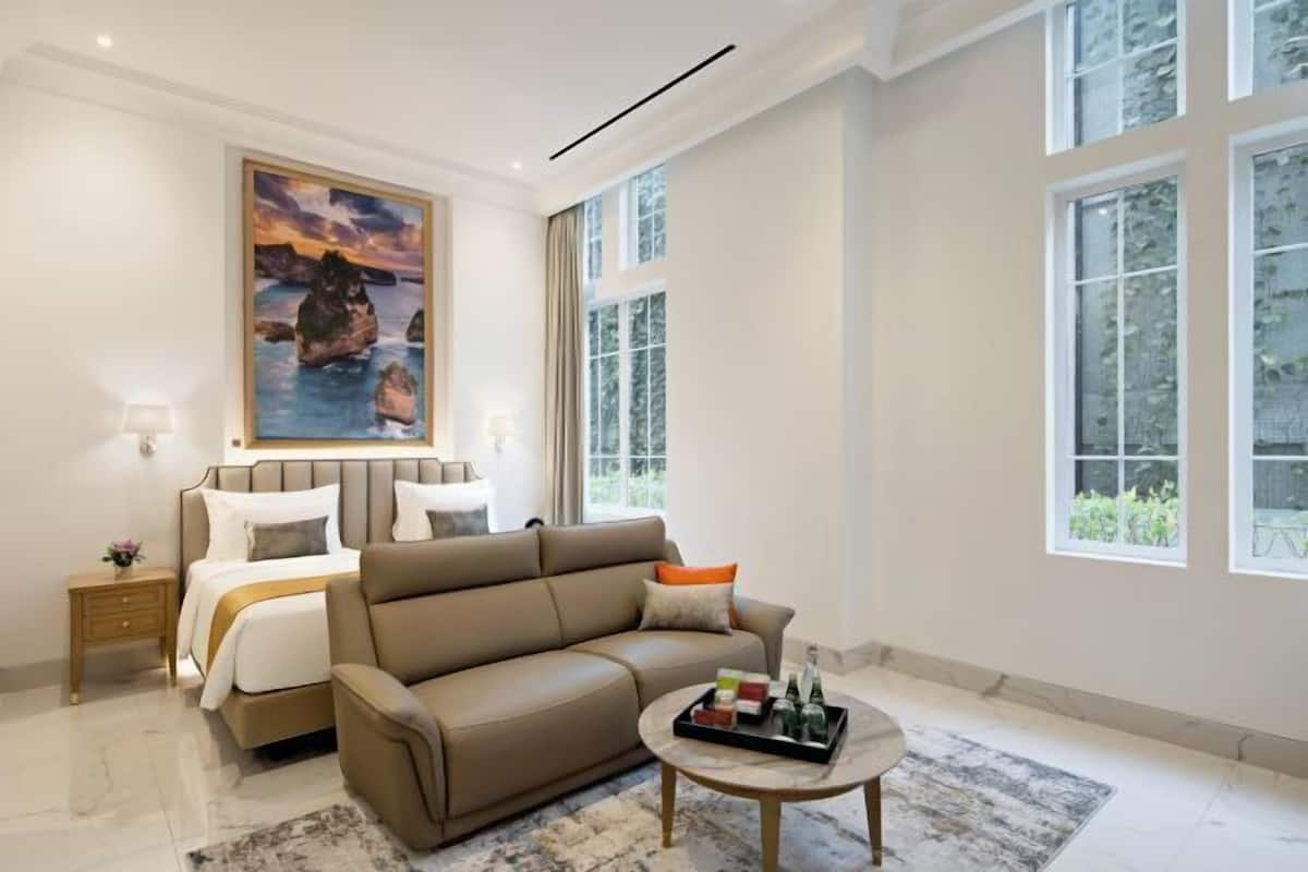 1 sovrum, värdeförvaringsskåp på rummet och skrivbord