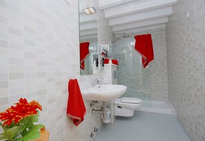 Een douche, milieuvriendelijk toiletgerief, een haardroger, handdoeken