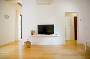Interior - Spacious Apartment in Palma Old Town, Fully Equipped, Wifi, AC, Central , Bright (Palma de Mallorca)