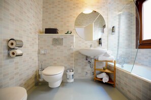 Bañera, artículos de tocador ecológicos, secador de pelo, toallas