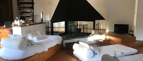 6 bedrooms, iron/ironing board, WiFi, bed sheets