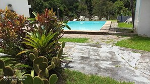 Piscina interna, funciona das 8h às 19h, espreguiçadeiras