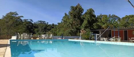 室內泳池;08:00 至 19:00 開放;躺椅