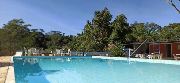 Indoor pool, open 8:00 AM to 7:00 PM, sun loungers - Pousada Barão do Javary (Miguel Pereira)