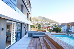 Outdoor pool, pool loungers - Luxury Penthouse-Living | Pool Deck | BBQ | Views (Cape Town)