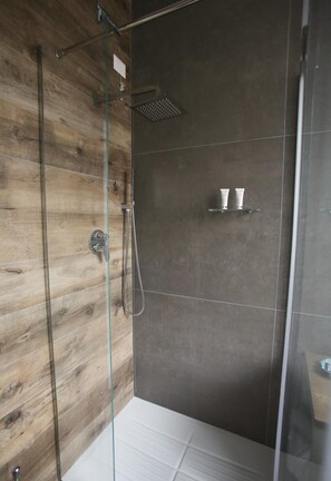 Shower, bidet, towels, soap - Caicco suite (Margherita di Savoia)