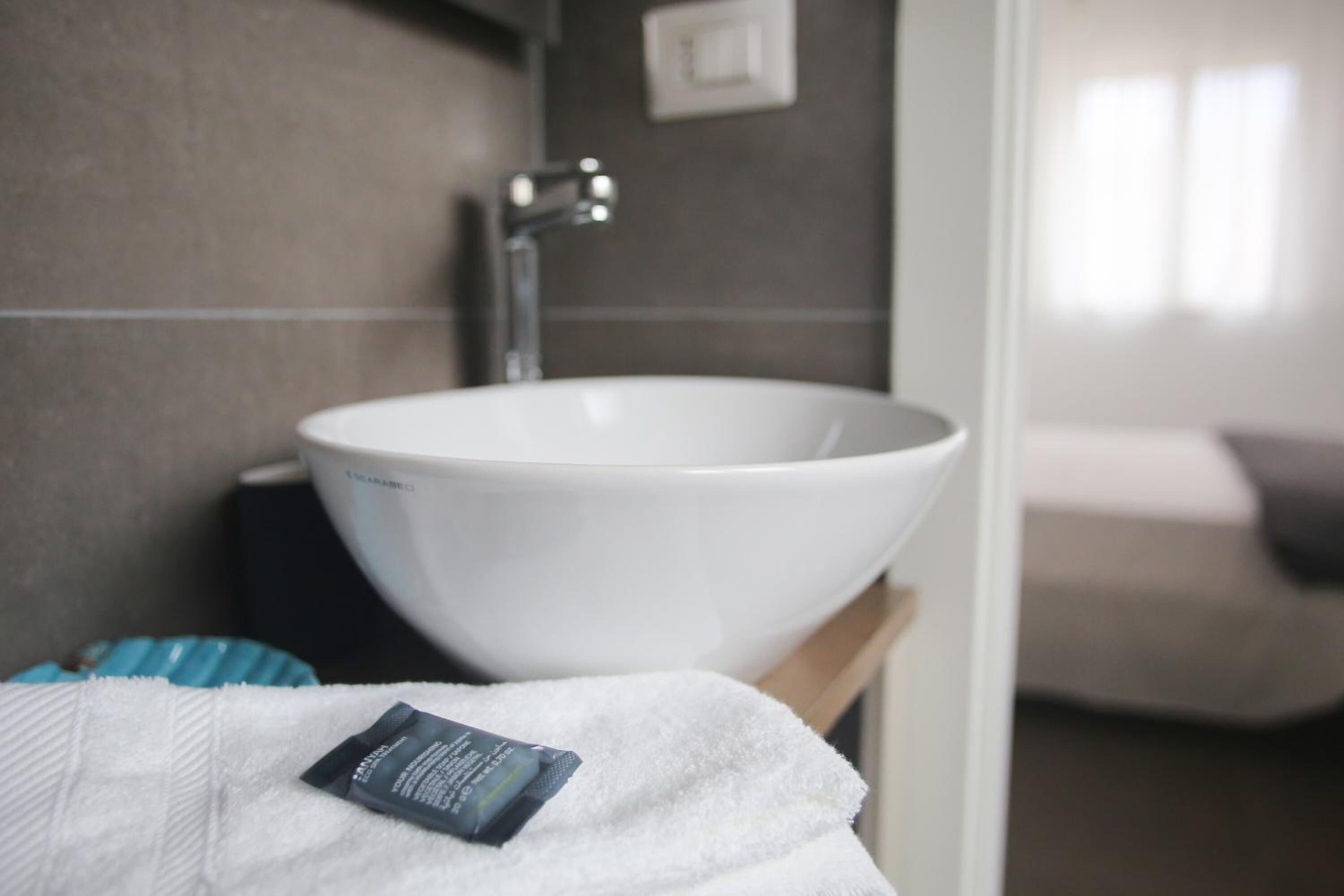 Douche, bidet, serviettes fournies, savon