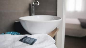 Douche, bidet, serviettes fournies, savon