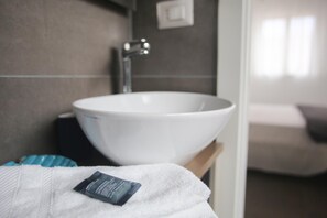 Shower, bidet, towels, soap - Caicco suite (Margherita di Savoia)