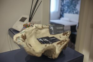 Bar mini, peti besi dalam bilik, meja, kalis bunyi 