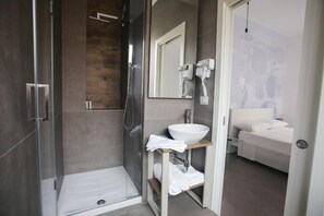 Triple Room | Bilik Mandi | Pancuran mandi, bidet, tuala disediakan, sabun 