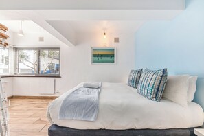 2 bedrooms, iron/ironing board, WiFi, bed sheets - Modern Space Footsteps from Sea Point Promenade (Cape Town)