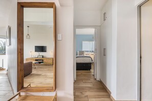 2 bedrooms, iron/ironing board, WiFi, bed sheets - Modern Space Footsteps from Sea Point Promenade (Cape Town)