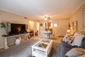 テレビ、書庫、書斎 / ワークスペース