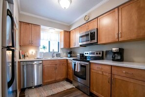 冷蔵庫、電子レンジ、オーブン、コンロ