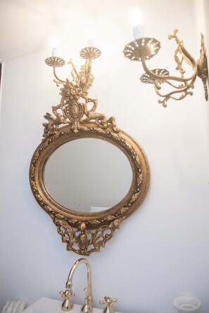 Deluxe Studio Suite (G.Averof - Alexandreia) | Bathroom | Rainfall showerhead, free toiletries, bathrobes, towels