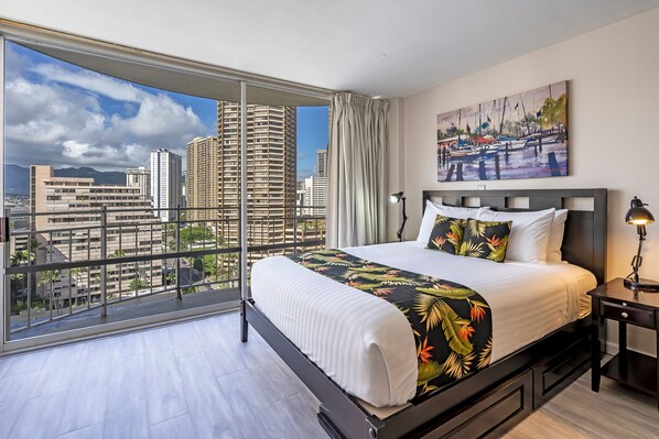 Tabla de planchar con plancha, wifi gratis y ropa de cama