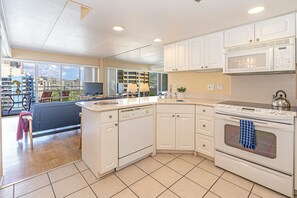 Full-sized fridge, microwave, oven, stovetop