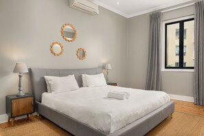 2 bedrooms, iron/ironing board, internet, bed sheets - Modern Flat in Heritage Building , Central , Pool (Cape Town)