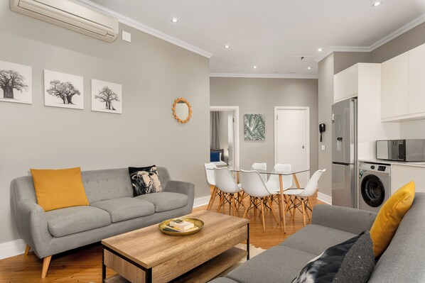 Living area - Modern Flat in Heritage Building , Central , Pool (Cape Town)