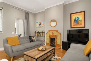 Living area - Modern Flat in Heritage Building , Central , Pool (Cape Town)