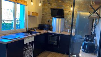 Fridge, microwave, oven, coffee/tea maker