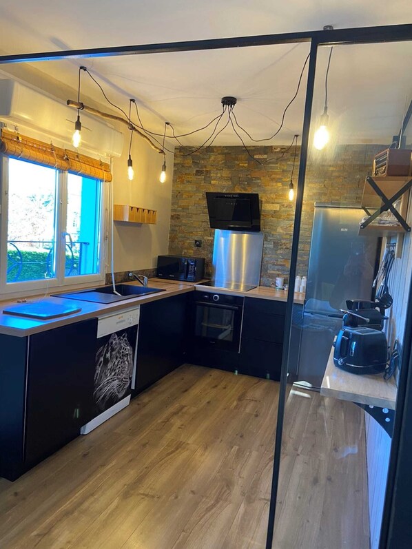 Fridge, microwave, oven, coffee/tea maker