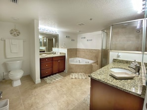 Combined shower/bathtub, jetted bath, hair dryer, towels