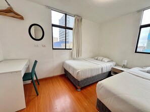 3 slaapkamers, een bureau, een strijkplank/strijkijzer, gratis wifi