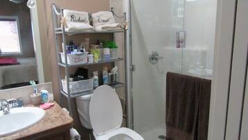 Baignoire, sèche-cheveux, serviettes fournies