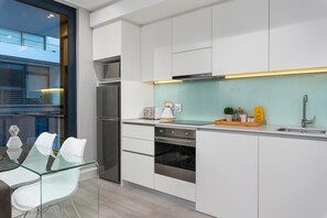 Refrigerador, microondas, horno y parrilla de estufa