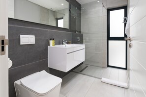 Regadera, secadora de cabello, toallas, jabón 