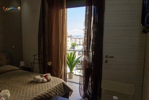 Habitación cuádruple (Eden) | Wifi gratis, decoración individual, mobiliario individual y ropa de cama