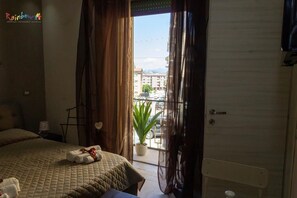 Habitación cuádruple (Eden) | Decoración personalizada, muebles diferentes y wifi gratis