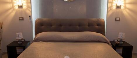 Double Room (Centro Città) | Individually decorated, individually furnished, free WiFi, bed sheets