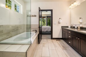 Combined shower/bathtub, hair dryer, towels, soap - Stunning Golf Course home in Suncadia! Hot Tub | Fire Pit | Game Room (Cle Elum)
