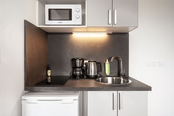 Réfrigérateur, four à micro-ondes, surface de cuisson, cafetière-théière
