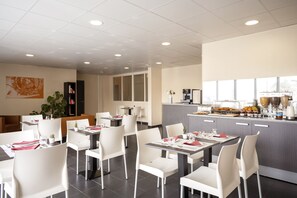 Kontinental frukost mot avgift på vardagar