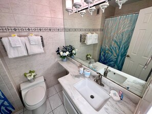 Kombinert dusj/badekar, hårføner og håndklær