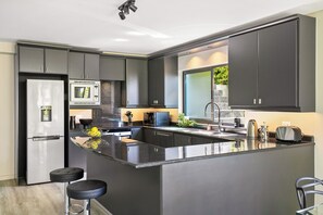 Réfrigérateur, four à micro-ondes, un four, surface de cuisson