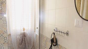 Camera doppia (Aventino) | Bagno | Doccia, set di cortesia gratuito, asciugacapelli, accappatoio