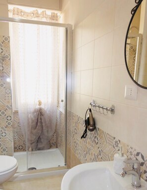 Double Room (Aventino) | Bathroom | Shower, free toiletries, hair dryer, bathrobes - Residenza Matteotti (Campobasso)