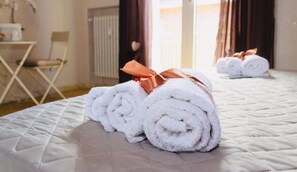 Double Room (Velia) | Individually decorated, free WiFi, bed sheets - Residenza Matteotti (Campobasso)