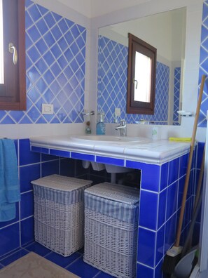 シャワー、ヘアドライヤー、ビデ、タオル