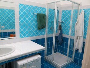 Bruser, hårtørrer, bidet, håndklæder