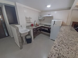 Master Apartment | Private kitchenette | Fridge, stovetop, blender, cookware/dishes/utensils - Bugio Flats (Angra dos Reis)