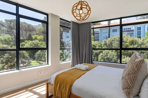 Peaceful Camps Bay Apartment Surrounded by Nature