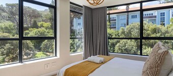 Peaceful Camps Bay Apartment Surrounded by Nature
