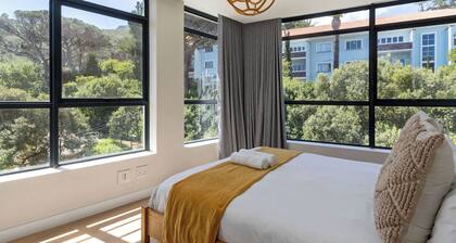 Peaceful Camps Bay Apartment Surrounded by Nature